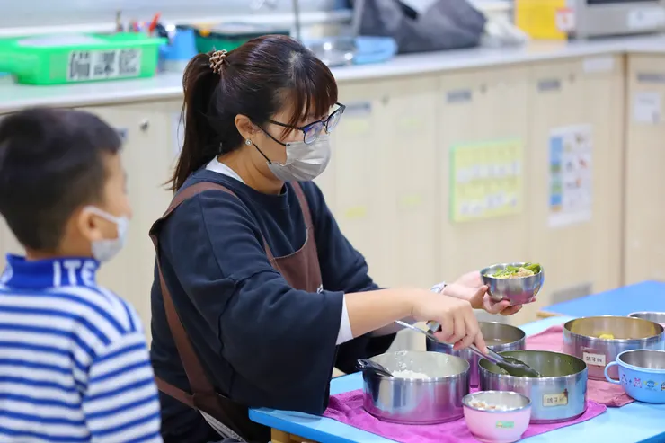 （圖說：秦瑩為慢飛天使準備午餐，透過生活情境，讓孩子練習自理能力。）