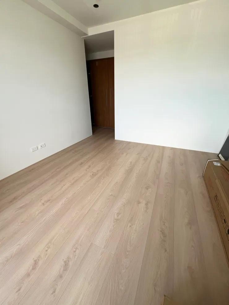 新婚宅完工全景，暖色系木地板結合自然光，打造高品質的居家質感