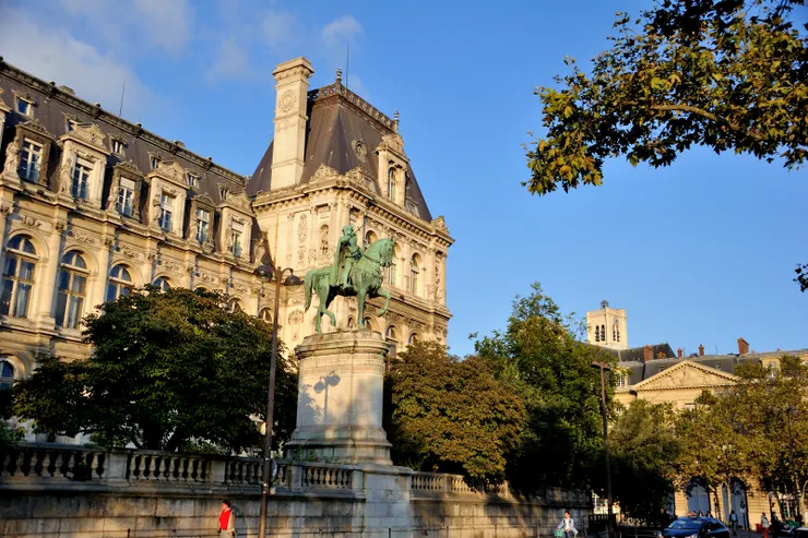 【「巴黎市政廳」（Hôtel de Ville）南側「反抗者花園」（Jardin des Combattants-de-la-Nueve）內的埃蒂安·馬塞爾（Étienne Marcel）騎馬雕像，他是14世紀中巴黎商人的領袖 ，為重建君主制而煽動發起內戰，於1358年的衝突中被殺。】