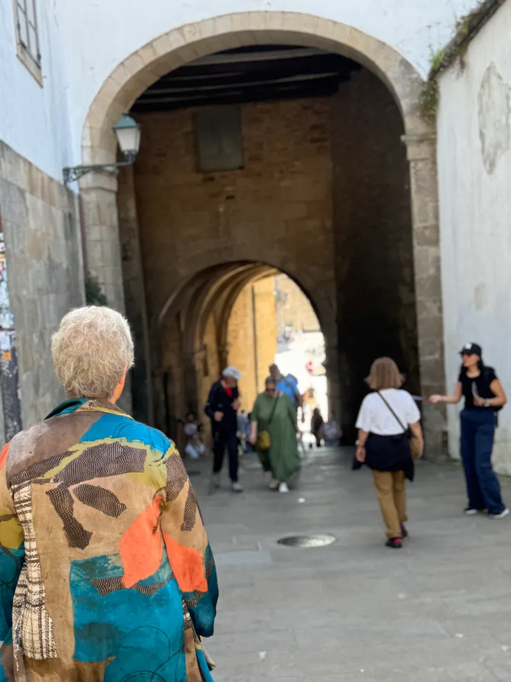 往朝聖者辦公室辦朝聖證書會經過Compostela大教堂～