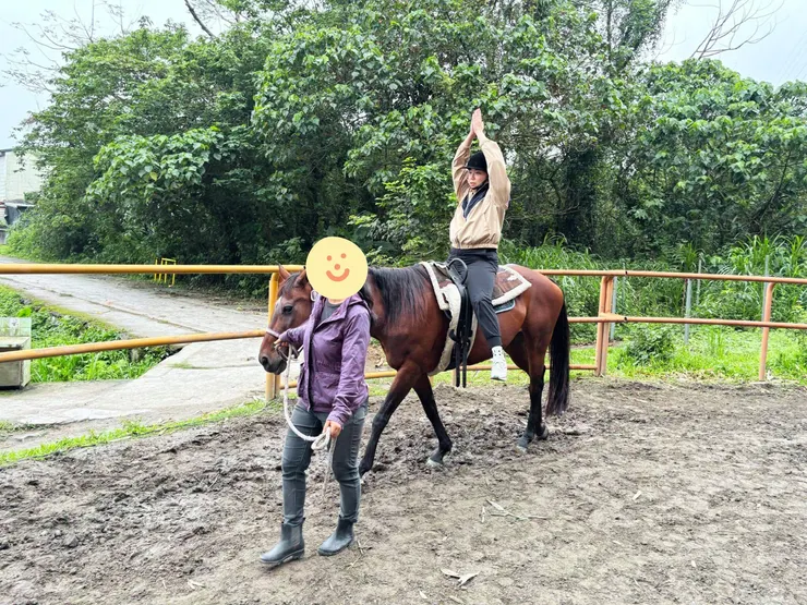 雙手在頭頂上合十