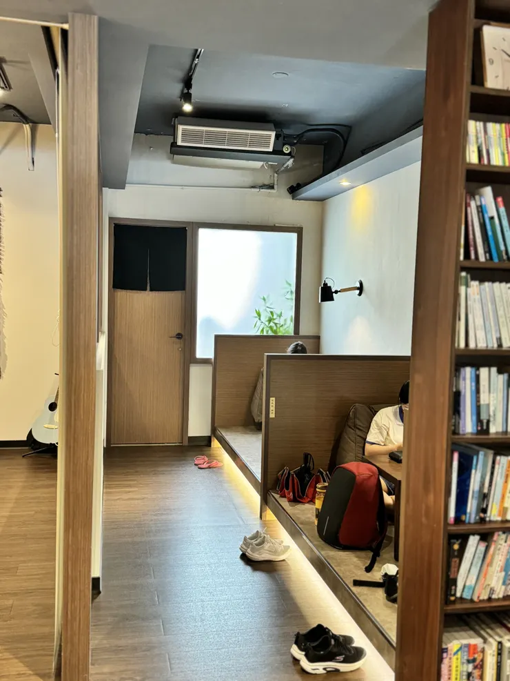 這區很熱門，需要咖啡廳一開門就到唷