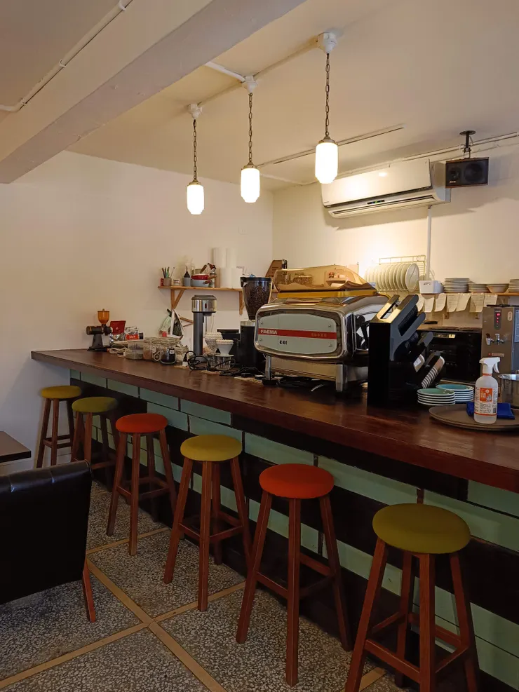 工作吧台另一側的高腳椅位置