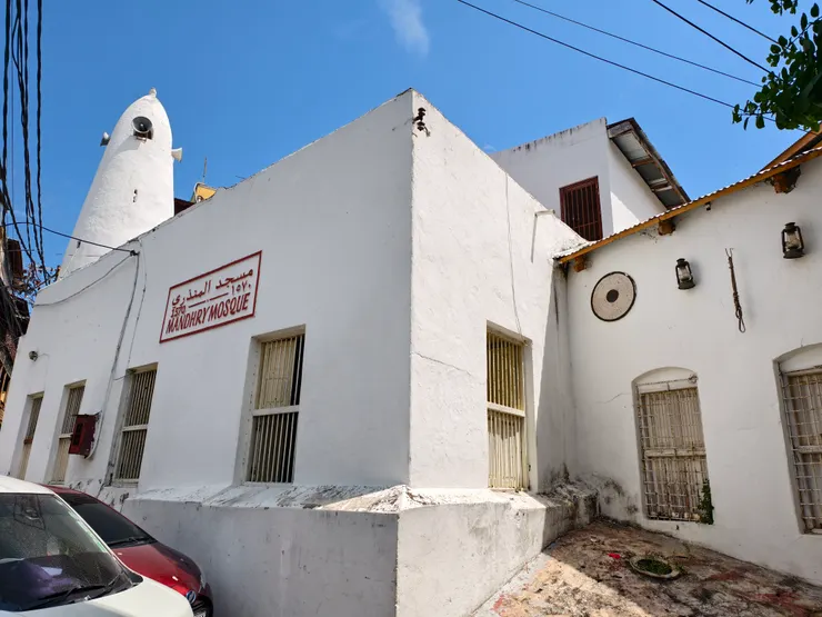 老城區的Mandhry Mosque（曼德里清真寺）建於1570年，是蒙巴薩最古老的清真寺（全肯亞第二老），也是斯瓦希里建築的典範之一。它融合阿拉伯風格的優雅及非洲設計的幾何圖案，圓椎狀的宣禮塔更有別於其他的清真寺。