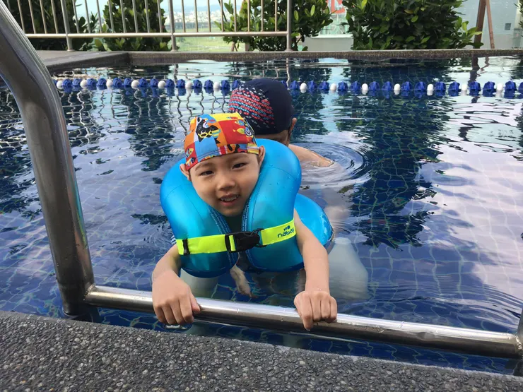 露天游泳池經過太陽曝曬溫度比較舒服。