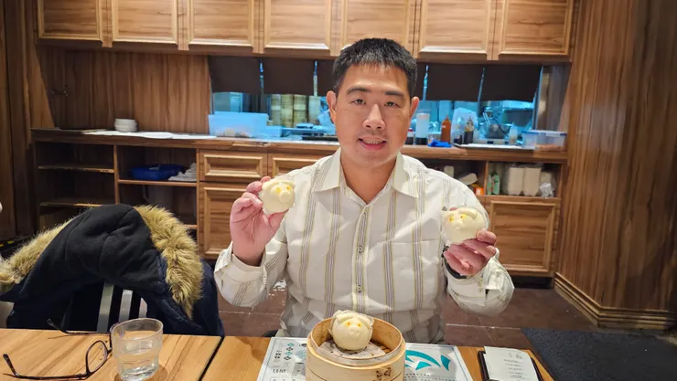 我手上拿的是點點心最著名的豬仔流沙包!