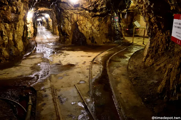 坑道內分岔路非常多，可以想像當時採礦的盛況 