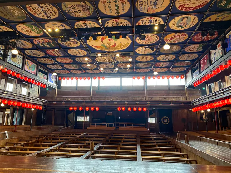 舞台面向座位區