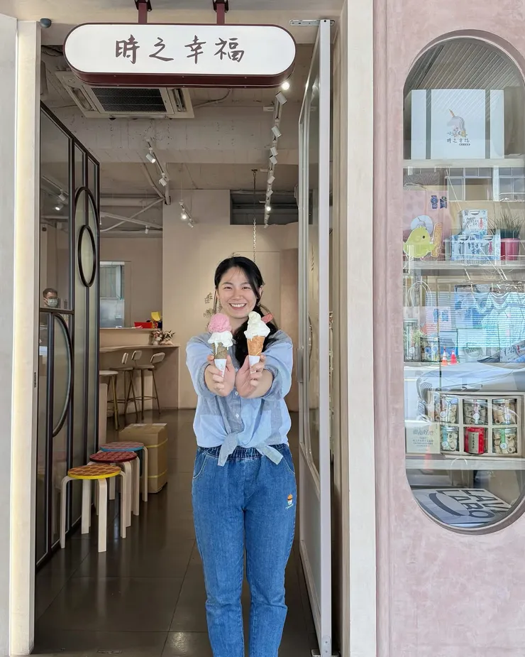 在台南美術館附近走著走著 突然一股香噴噴的蛋捲味飄出來 完全抵擋不住,直接被勾進店裡🤣 哇😧竟然是真的用蛋捲做的冰淇淋! 這家店太狂了吧😍😍😍 你們絕對要吃 #義式蛋捲冰淇淋🍦
