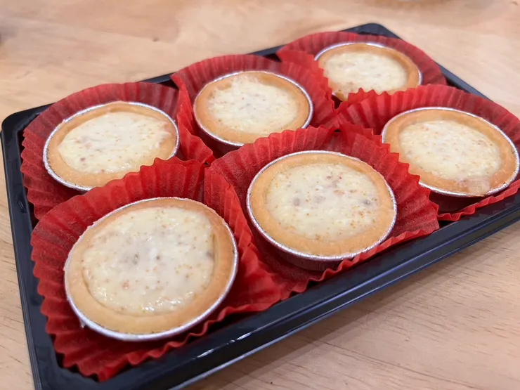 烏金起司冰塔，結合在地特產烏魚子及起司製作而成的。