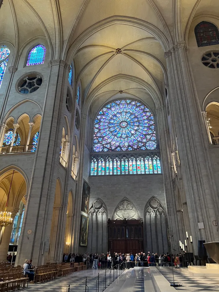 這是有名的彩繪玻璃玫瑰花窗