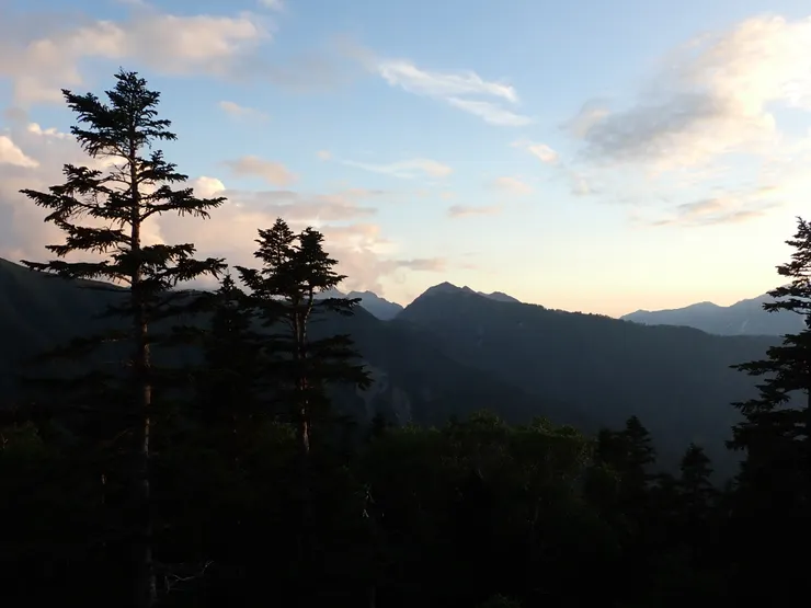 右邊那棵樹後面的靠右處，就是劍岳。