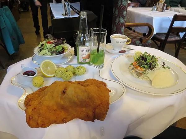 當服務生送上這道比盤子還大的維也納炸豬排，忍不住噗嗤一聲