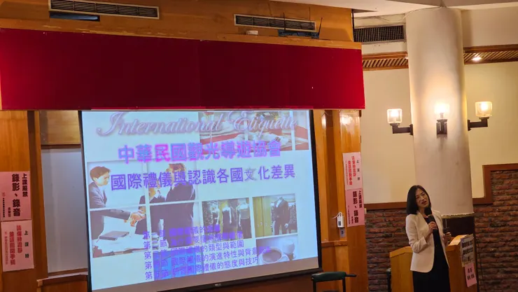 張恬老師是國際禮儀老師!她以前是華航座艙長!現在不知道還是不是?