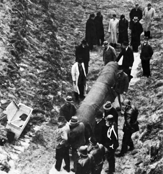 工作人員正將捲起來的《夜巡》搬進地堡，圖片來源：Rijksmuseum