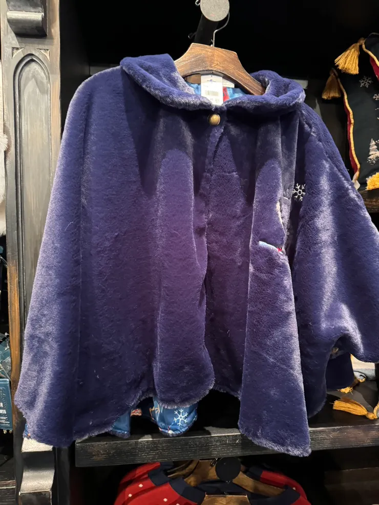 絨毛小披風,材質很好摸,內裏是不同花色,可惜忘記拍了😱