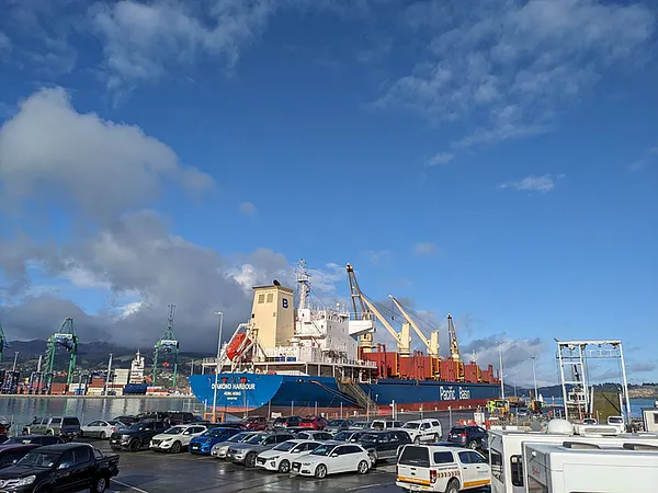 位於Lyttelton港邊的停車場，旁邊的貨船正在卸貨中