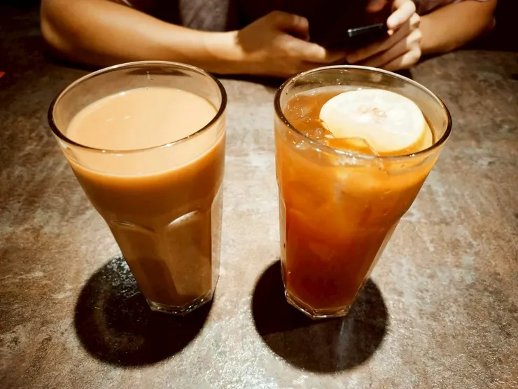 絲襪奶茶(左)、凍檸檬茶(右)