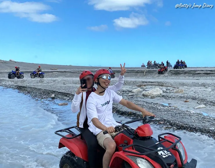 ▲花蓮曼波海灘沙灘車天空之鏡/圖片來源:Betty's Jump Diary