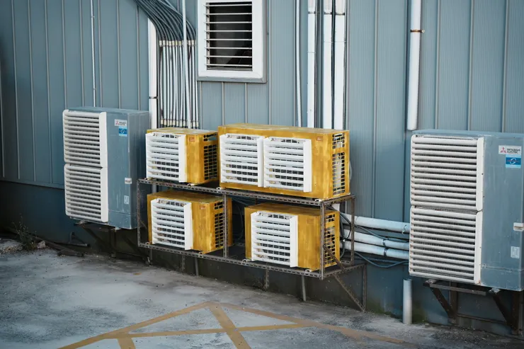 這邊的冷氣室外機好像會再另外加上一層防鏽處理