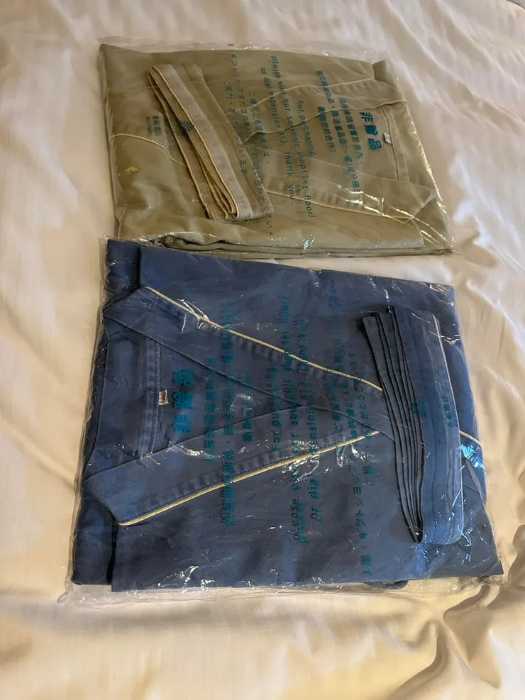 洗完澡後穿的；像日式溫泉飯店一樣