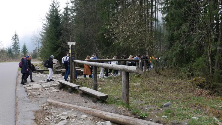 看到捷徑了,剛好也有一群學生來校外教學