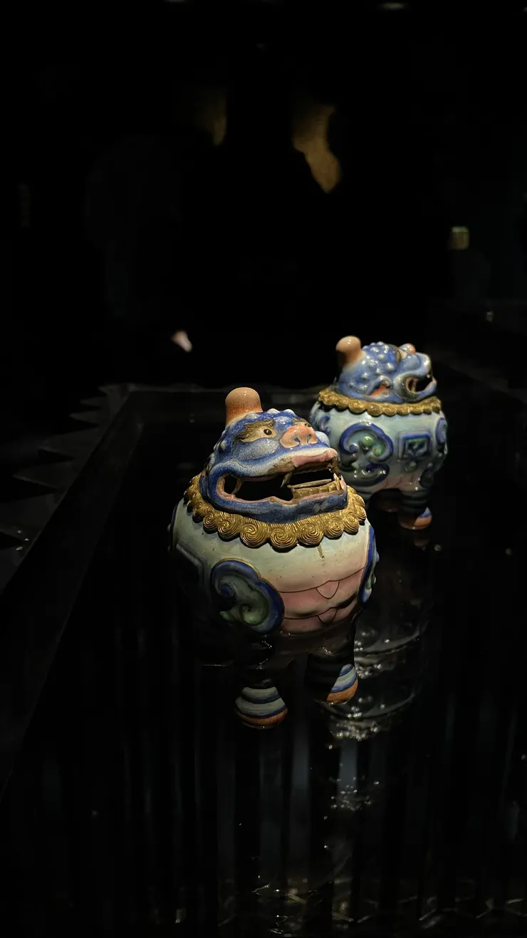 銅胎畫琺瑯甪端，清朝銅製，故宮收藏。這兩隻也是讓人好想給牠摸摸頭