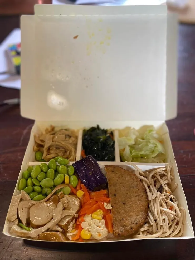 午餐的素食便當（白飯我只吃一口）