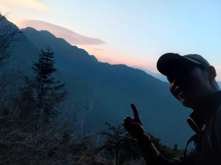興奮地與日出留下合影,這似乎是我少數幾次在山上看見日出。
