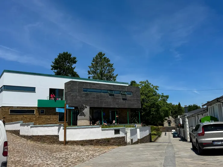 這是公立庇護所，因為夫妻倆太隨性沒有事先預定住宿，當天app上所有的庇護所全滿，在還沒有找到住宿點時先來排隊公立庇護所。