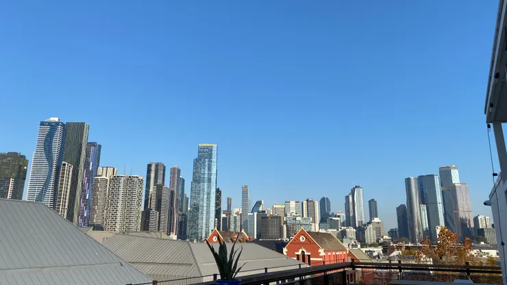 頂樓露台看出去的視野，很開闊吧！