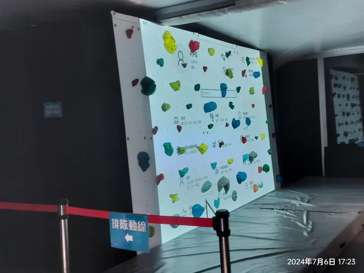 還有小小攀岩牆呢！可惜小孩不敢玩