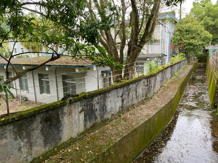 萬盛溪北支流明渠沿著空軍通訊營的外牆流過