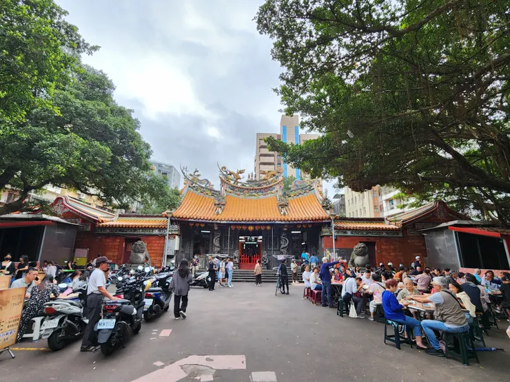 大稻埕慈聖宮兩邊都有人在吃飯