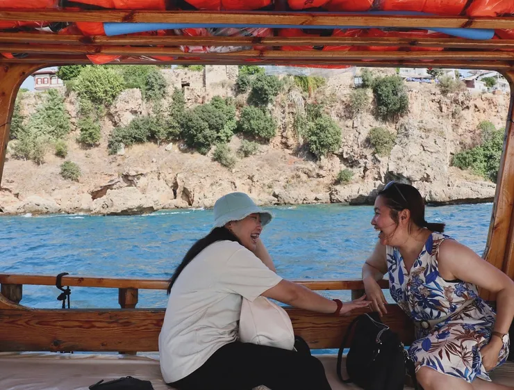 Photo: 在土耳其地中海小船上，與 Yuni 快樂的聊天 (忘了聊什麼了！但那個當下應該很棒）