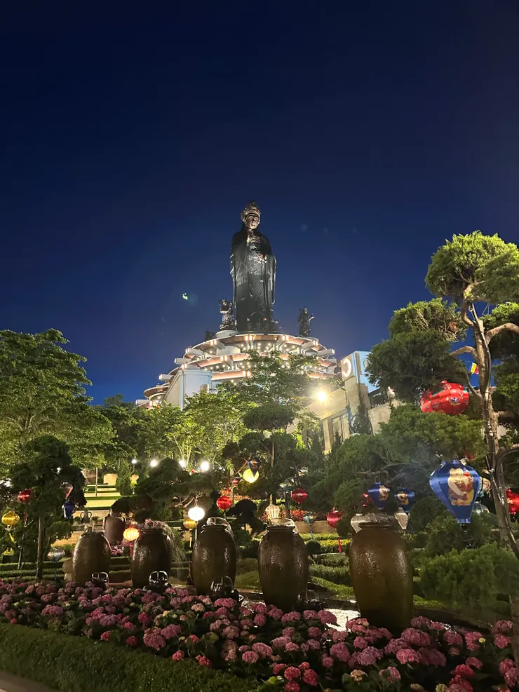 這座山上建立的神像都得讓你抬頭仰望