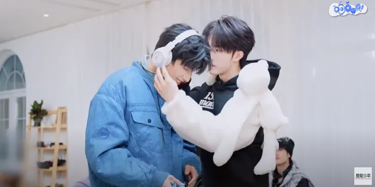 朱志鑫都笑開花了,蘇新皓幫他拿耳機>///<害羞欸!