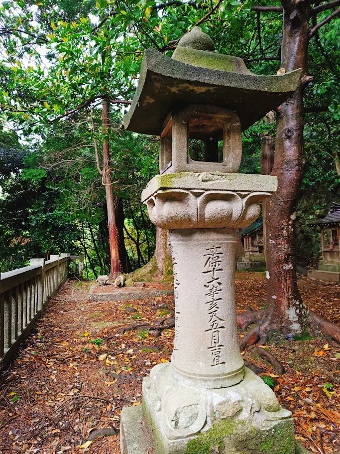 伊根八坂神社 石燈籠