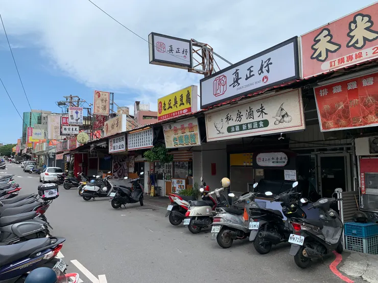 路旁小餐飲店面林立