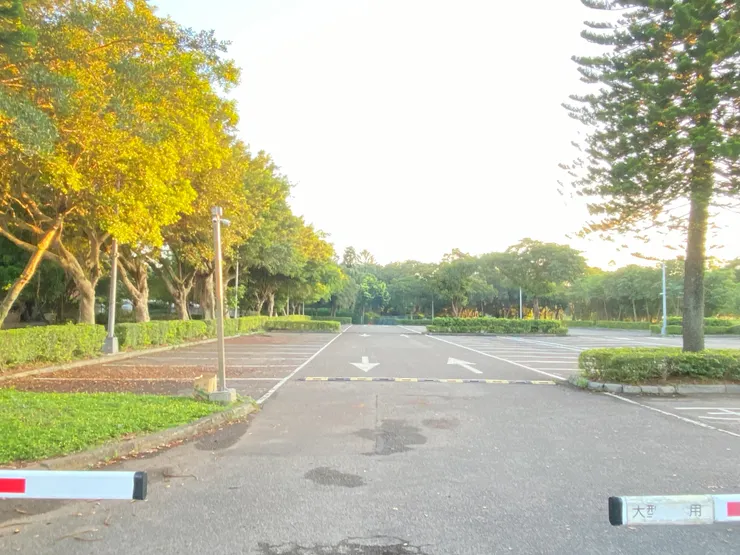 會先看到室外停車場