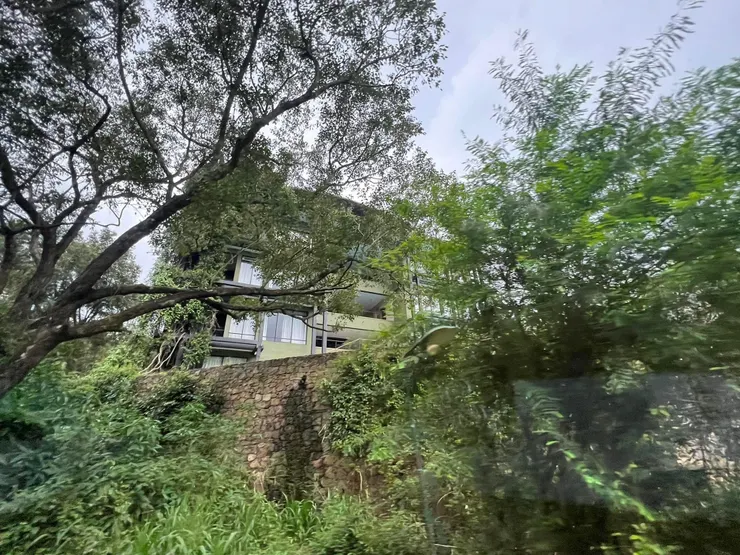 看到山壁中的奇幻城堡了