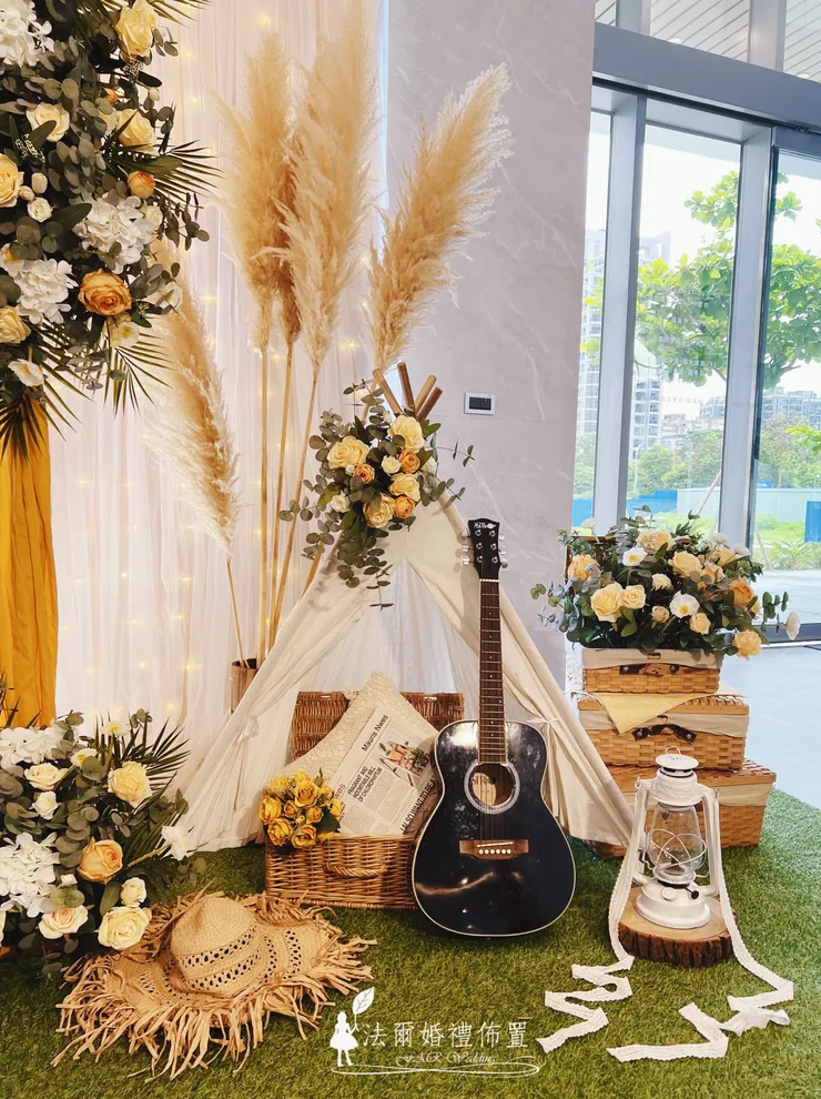 幸福檸檬黃婚禮佈置 @ 台南亞果薈 安妃屈蒂餐廳  在台南的海風與陽光中，亞果薈 安妃屈蒂餐廳見證了無數浪漫時刻。這場以 **「幸福檸檬黃」**為主題的婚禮佈置，運用溫暖明亮的檸檬黃色調，搭配歐式花環與羽毛芒草，營造出陽光般的幸福氛圍。  金黃色的拱門，點綴著飽滿的白玫瑰與香檳玫瑰，配上木桶、燈串與鄉村風擺飾，讓每個角落都成為新人與賓客的拍照打卡點。  「幸福檸檬黃」不只是婚禮顏色，更是一種情感的溫度——象徵喜悅、溫暖與甜蜜。每一次呈現都經過專業團隊的精準擺設，確保現場與範例一致，讓新人在籌備婚禮時更安心。