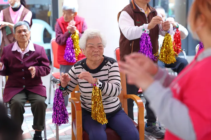 (圖說:廖月香阿嬤來到中心後,結交了許多新朋友,參與活動時神情愉悅,展現活力的一面。)
