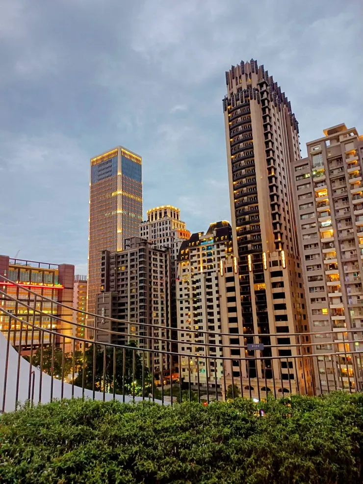 高樓大廈群 最左邊是新光三越