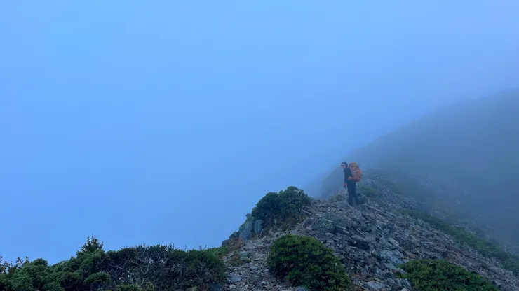 天色暗沉，山人匆匆