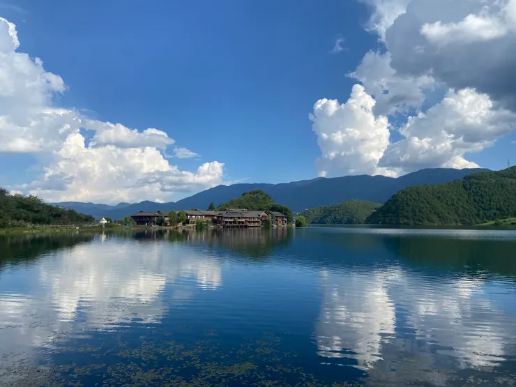深邃的湖水藍，如鏡面的倒影和格姆女神山形成一幅如同仙境的畫作。