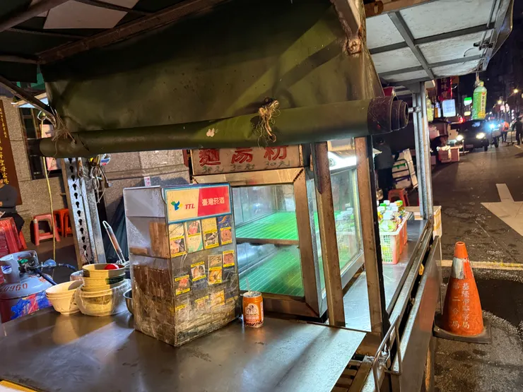 美女老闆兼賣香煙