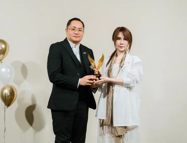 圖說：梵天國際美學企業主理人Sunny（右）、國際人才檢定中心首席執行官盧志明（左）於活動現場合影。（圖／梵天國際美學企業）