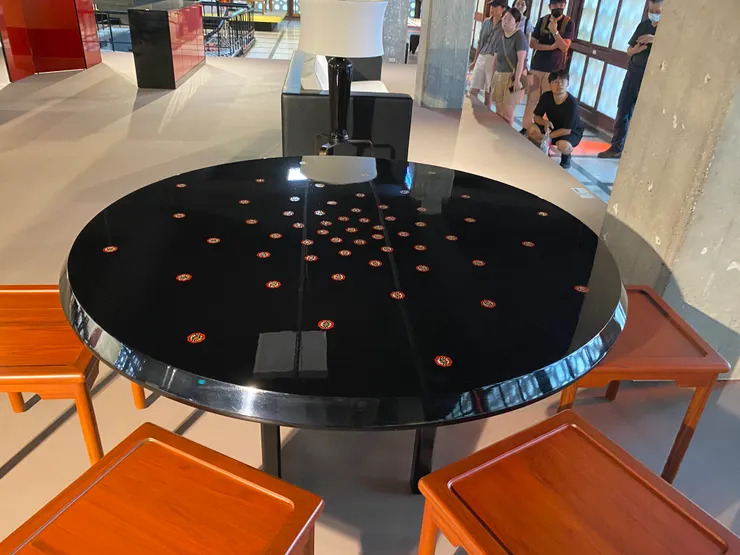 虹盧的圓形方腳餐桌，桌面有寶像圖紋彩繪