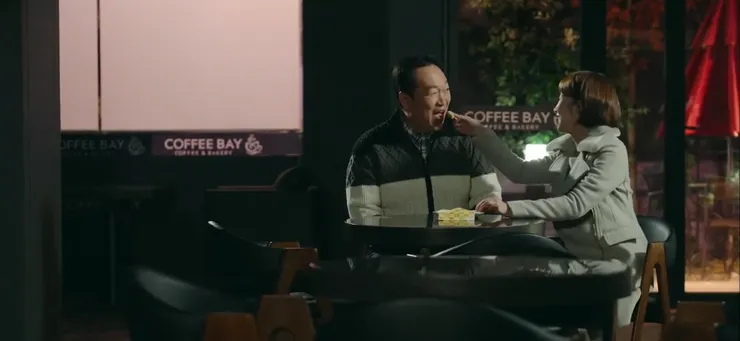 英信與養父一起吃著生母做的餅乾